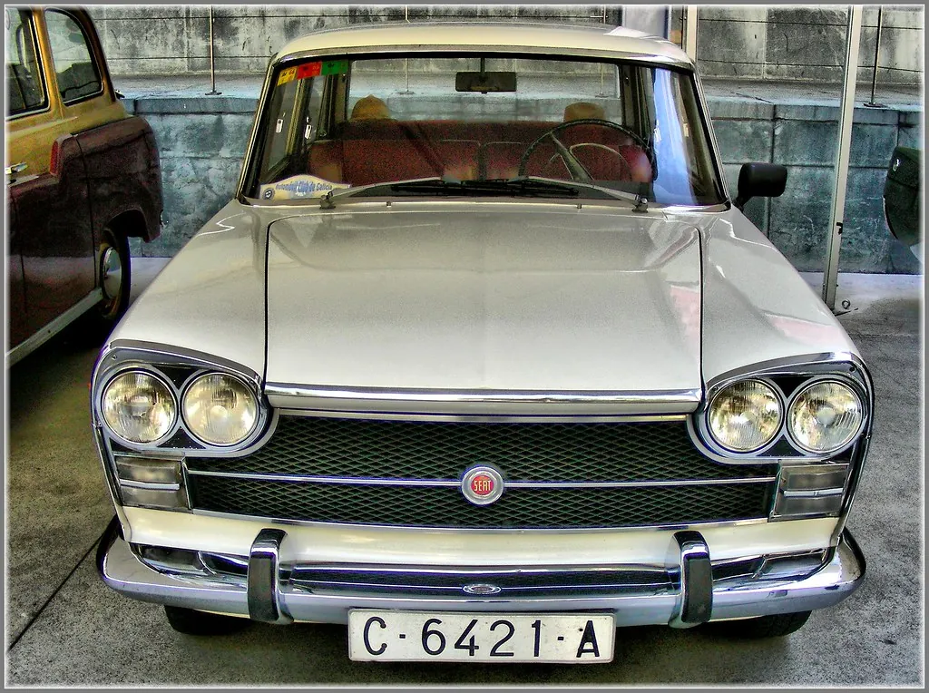 Parte frontal de un coche clasico con matricula espanola