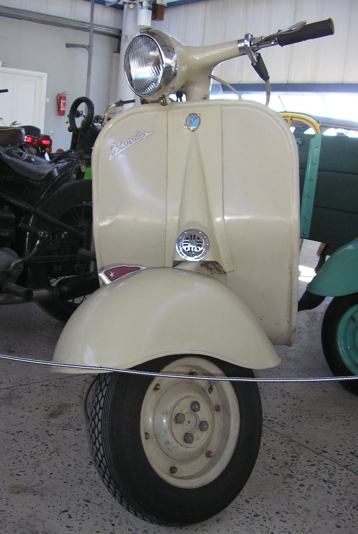Scooter clasico aparcado en un museo del motor