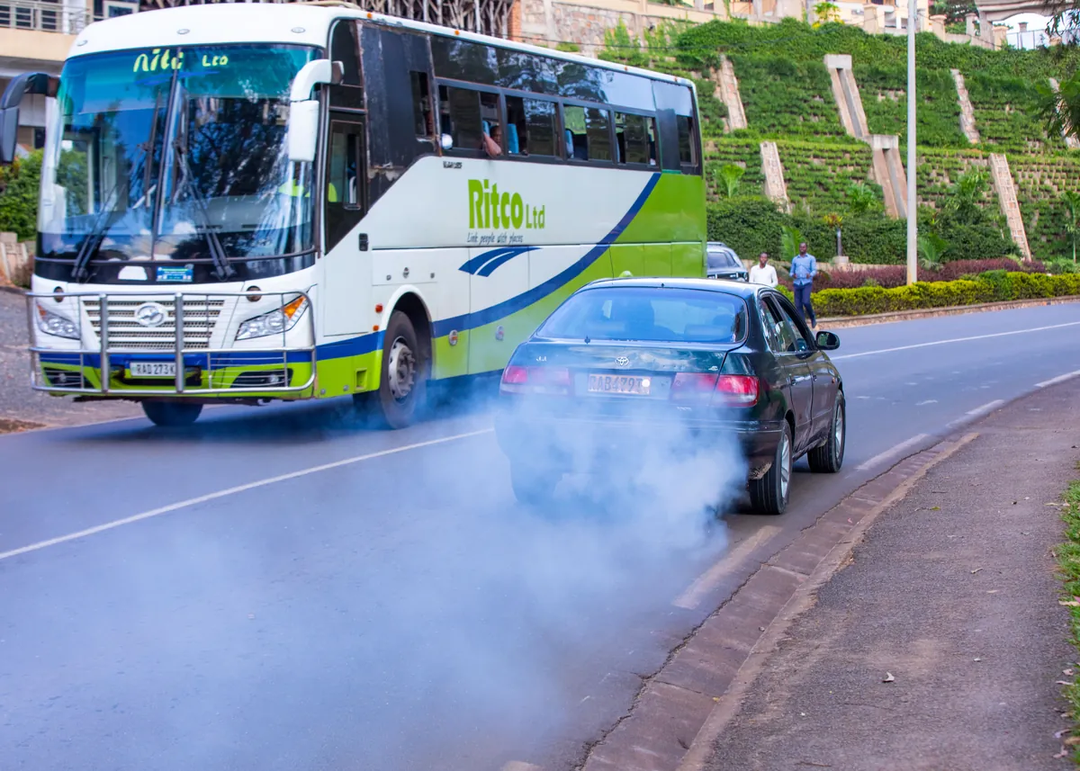 Vehiculo circulando con humo saliendo del tubo de escape