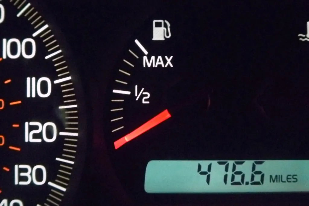 Indicador de combustible marcando el deposito casi vacio