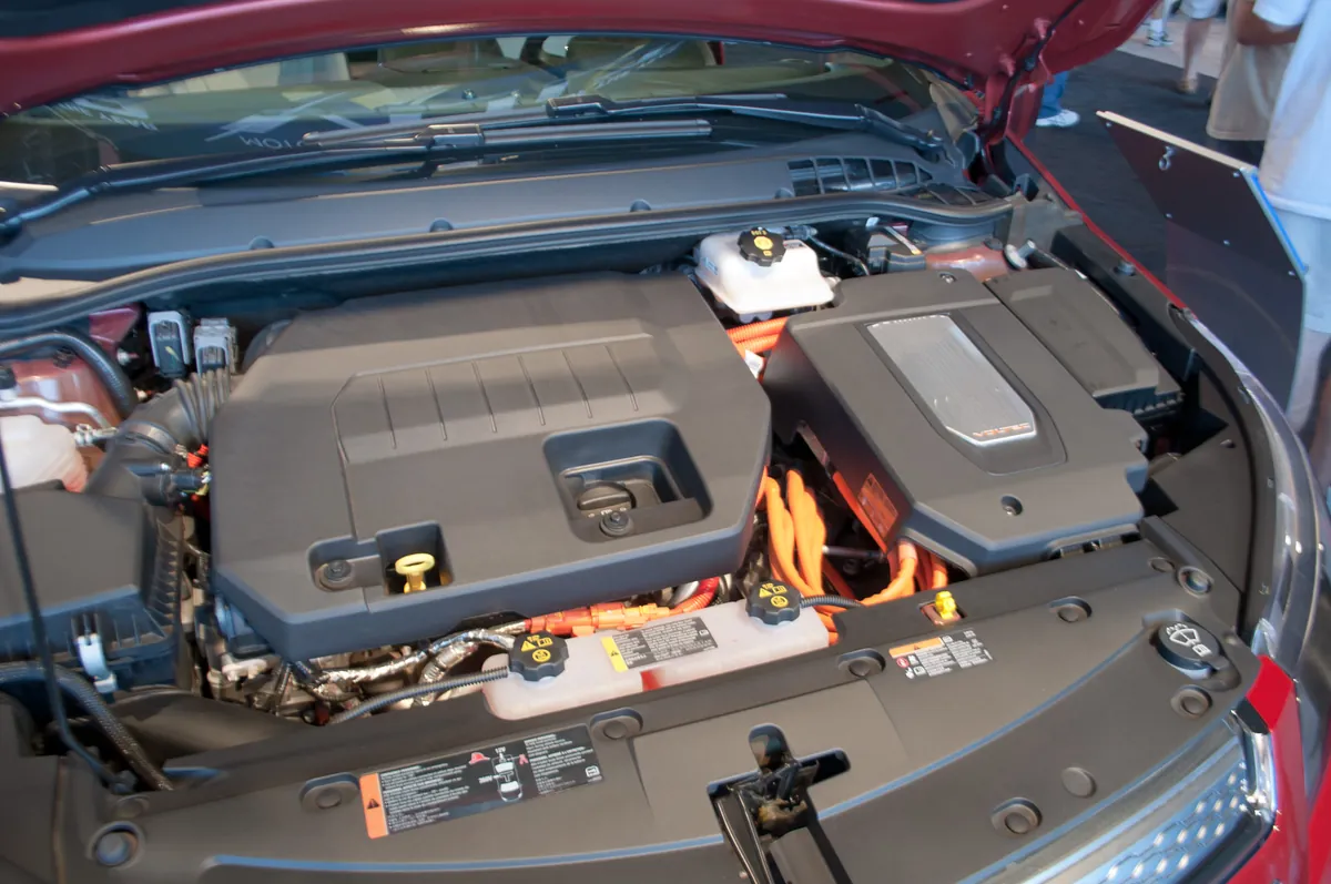 Vano motor de un vehiculo con la bateria a la vista