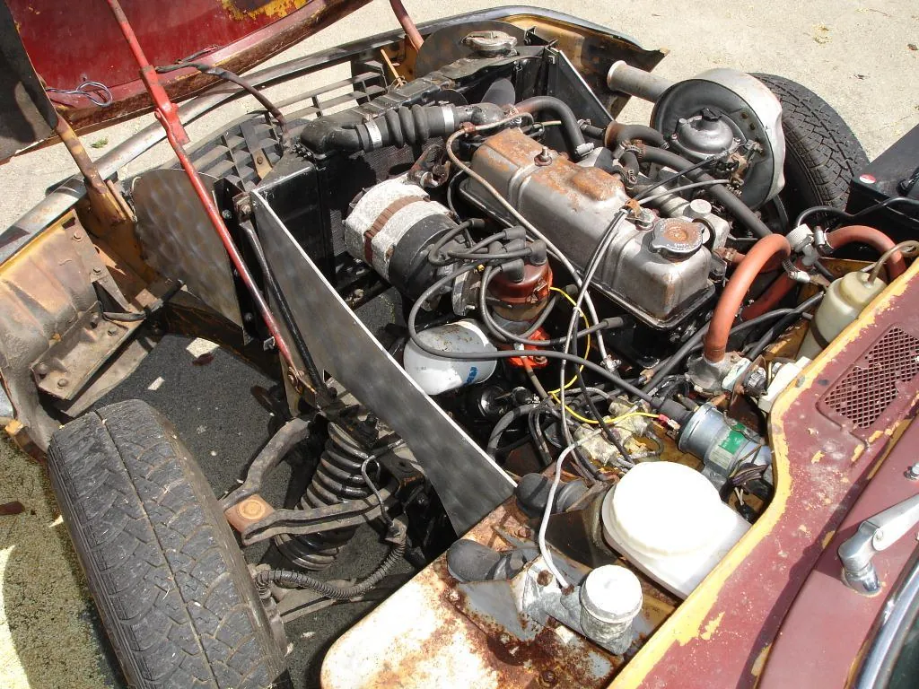 Vano motor de un vehiculo clasico con el capo abierto