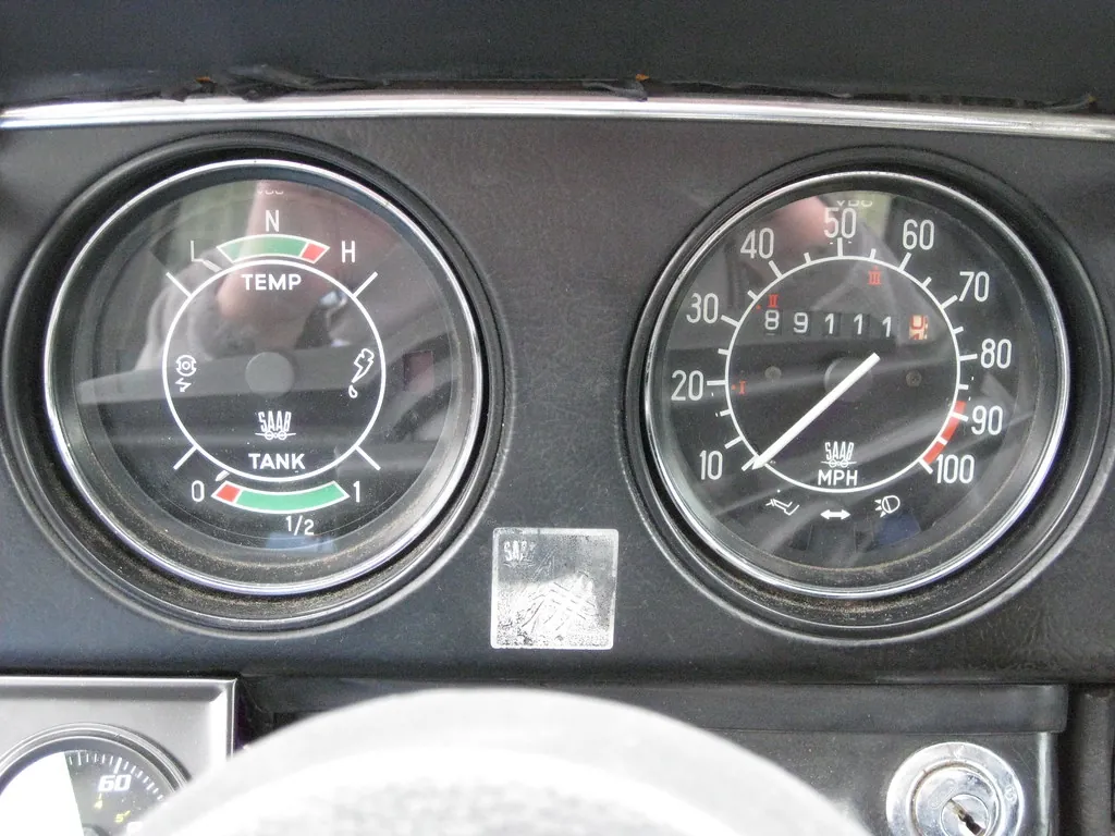 Cuadro de instrumentos analogico de un coche clasico