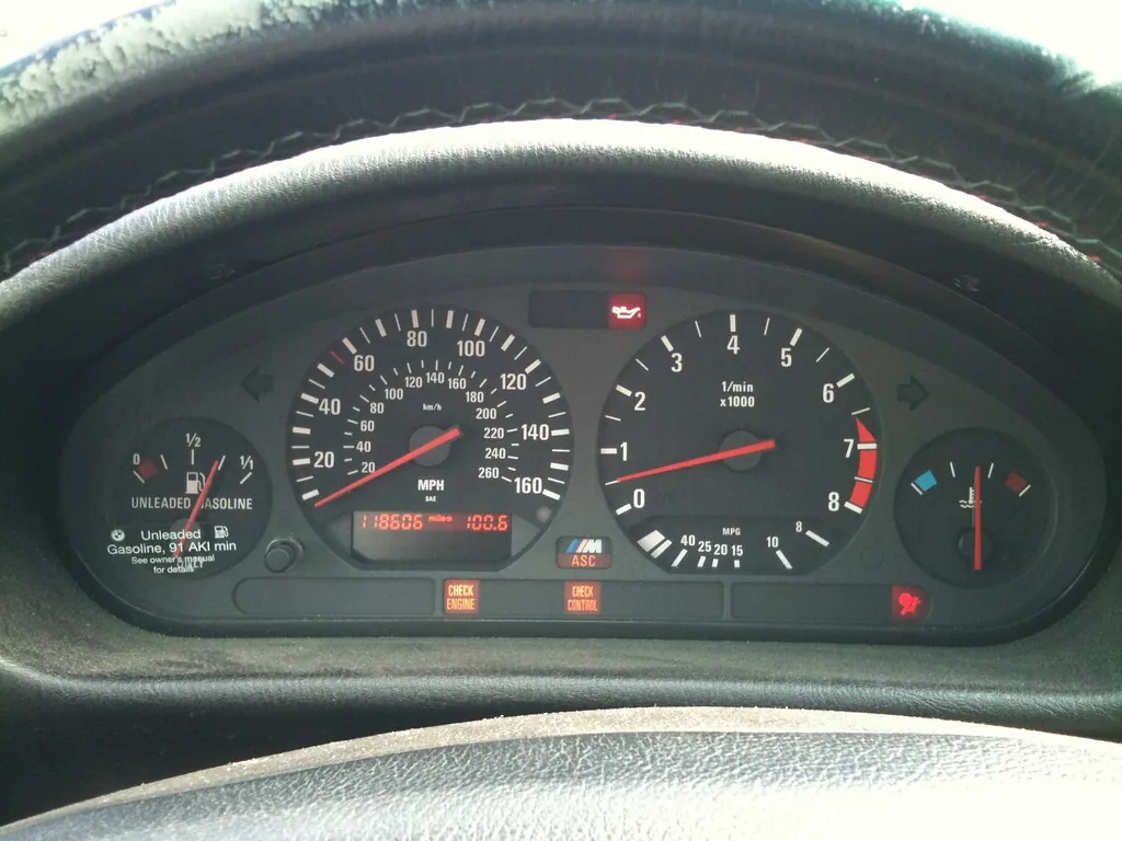 Cuadro de instrumentos con el testigo Check Engine encendido